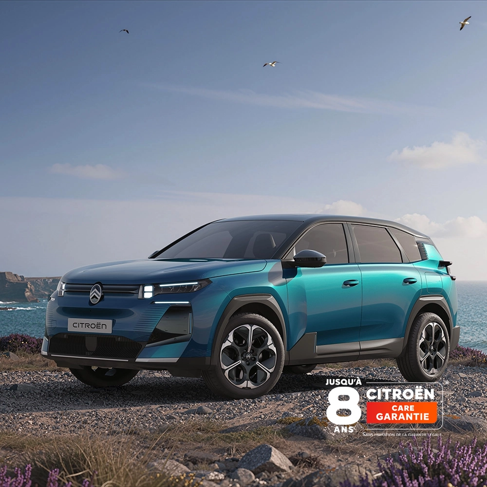 Vue de trois quarts avant du Citroën C5 Aircross Emeraude, signature lumineuse LED Citroën et design affirmé, SUV familial