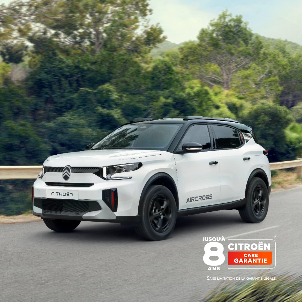 Vue côtière arrière aux trois quarts du SUV compact Citroën C3, mettant en avant un design primé et une garantie de 8 ans pour une mobilité confiante et abordable.