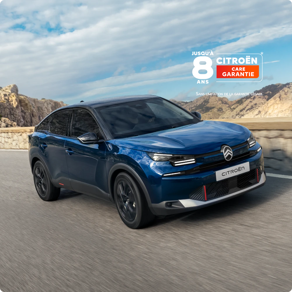 Vue trois‑quarts arrière en conduite ë‑C4 mettant en valeur le design crossover aérodynamique, l'efficacité et le style pour une présence moderne premium