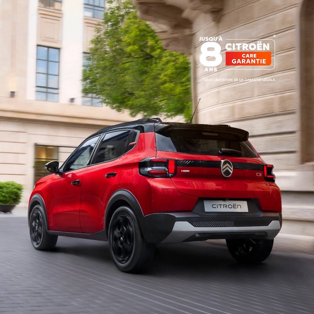 Vue de conduite latérale du SUV compact Citroën C3 mettant en avant des performances urbaines fluides et une garantie de 8 ans pour une mobilité confiante et abordable.