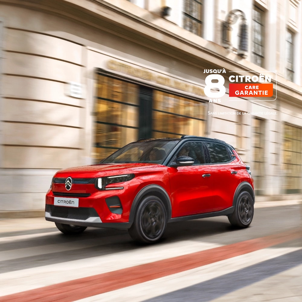 Vue frontale trois quarts du SUV électrique Citroën ë-C3 présentant un design aérodynamique pour une mobilité urbaine confortable et abordable.