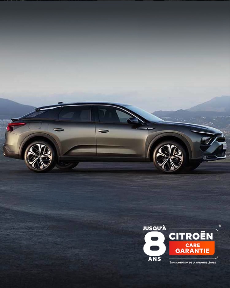 Deux Citroën C5 X en stationnement 3/4 arrière et profil