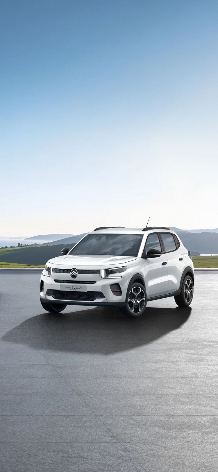 Vue de trois quarts avant de la gamme de véhicules utilitaires Citroën, incluant l’ë-C3 Van, mettant en avant l’offre dédiée aux professionnels.