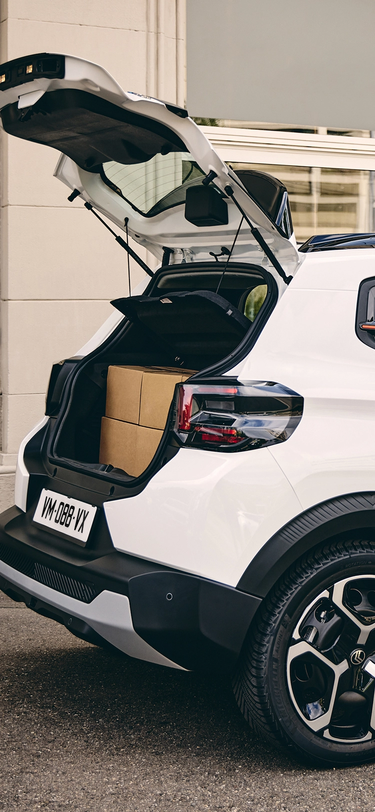 Vue arrière trois quarts de la Citroën ë-C3 Van avec l’espace de chargement ouvert, illustrant son accessibilité et sa praticité au quotidien.
