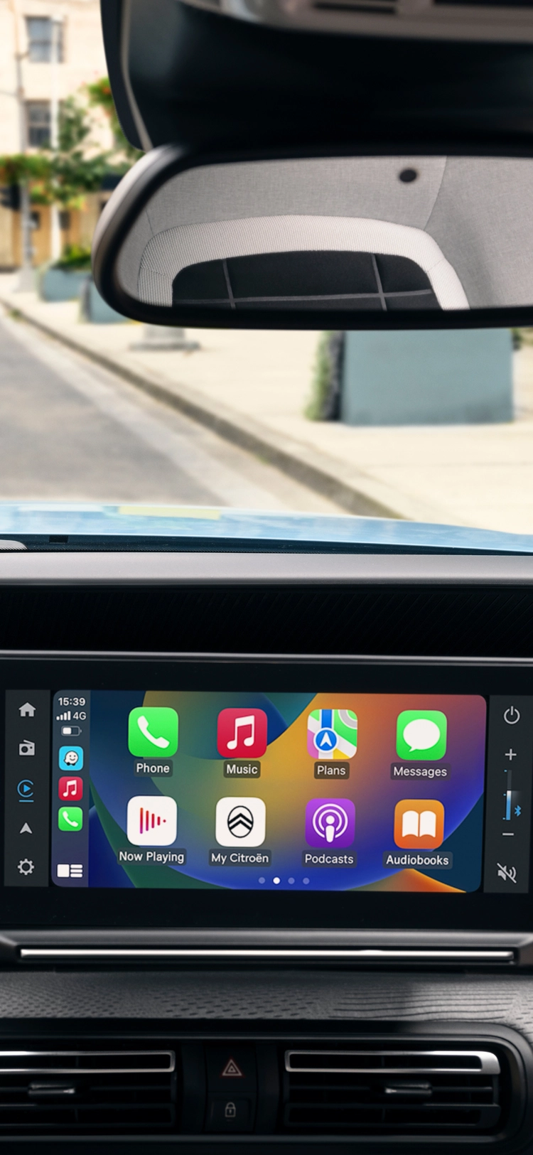 Vue intérieure de la planche de bord de la Citroën ë-C3 Van, mettant en valeur l’écran d’infodivertissement et l’expérience de conduite connectée.