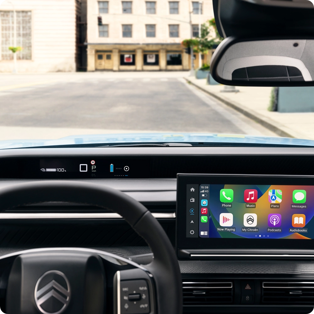 Vue intérieure du poste de conduite de l’ë-C3 Van, mettant en avant l’écran tactile, les technologies connectées et les équipements conçus pour améliorer le confort et la sécurité.