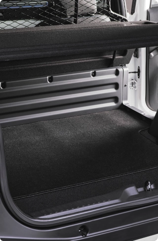 Vue rapprochée de l’espace de chargement de la Citroën ë-C3 Van, mettant en valeur son volume utile et ses protections intérieures.