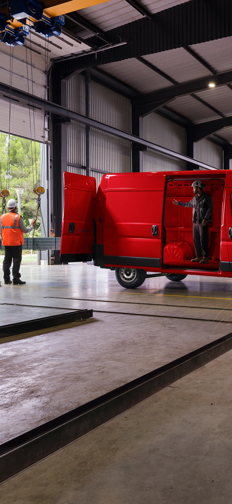 Vue latérale d’un Citroën Jumper rouge dans un atelier, mettant en avant un design extérieur robuste et pensé pour les professionnels.