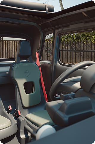 Vue intérieure avant des sièges de Citroën Ami Outdoor avec ceintures de sécurité rouges et toit ouvert présentant un véhicule urbain électrique pour les aventures en plein air