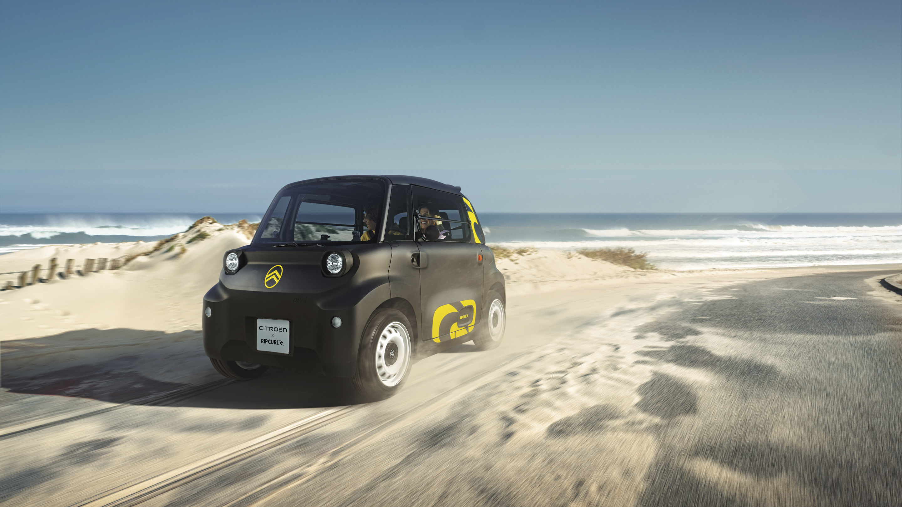 Vue d’action trois‑quarts avant de la Citroën Ami x Rip Curl électrique sans permis, Citroën Ami synonyme de liberté pour une voiture électrique urbaine