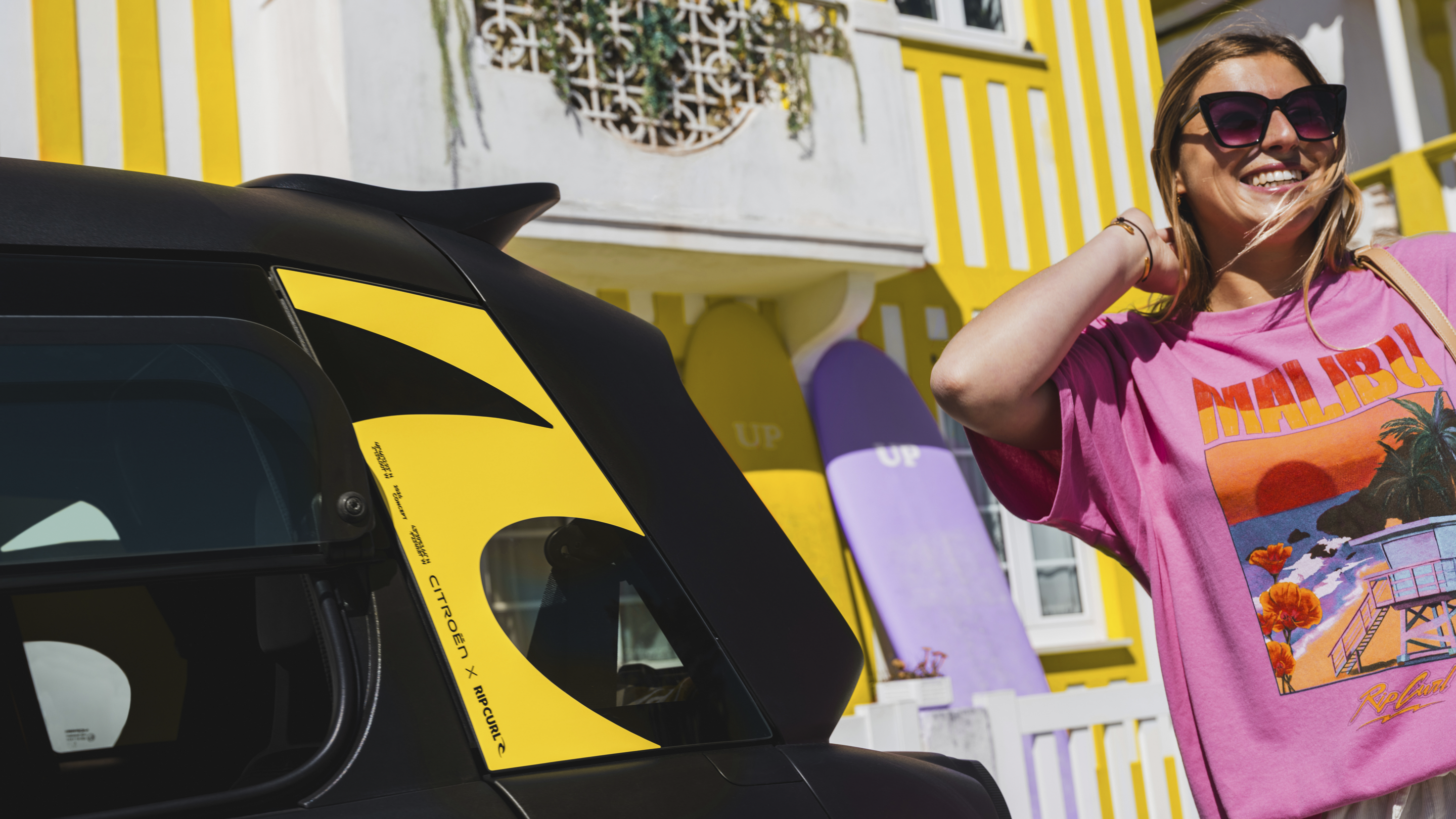 Gros plan trois‑quarts arrière de la Citroën Ami x Rip Curl électrique sans permis, détail graphique de la Citroën Ami pour une voiture électrique urbaine