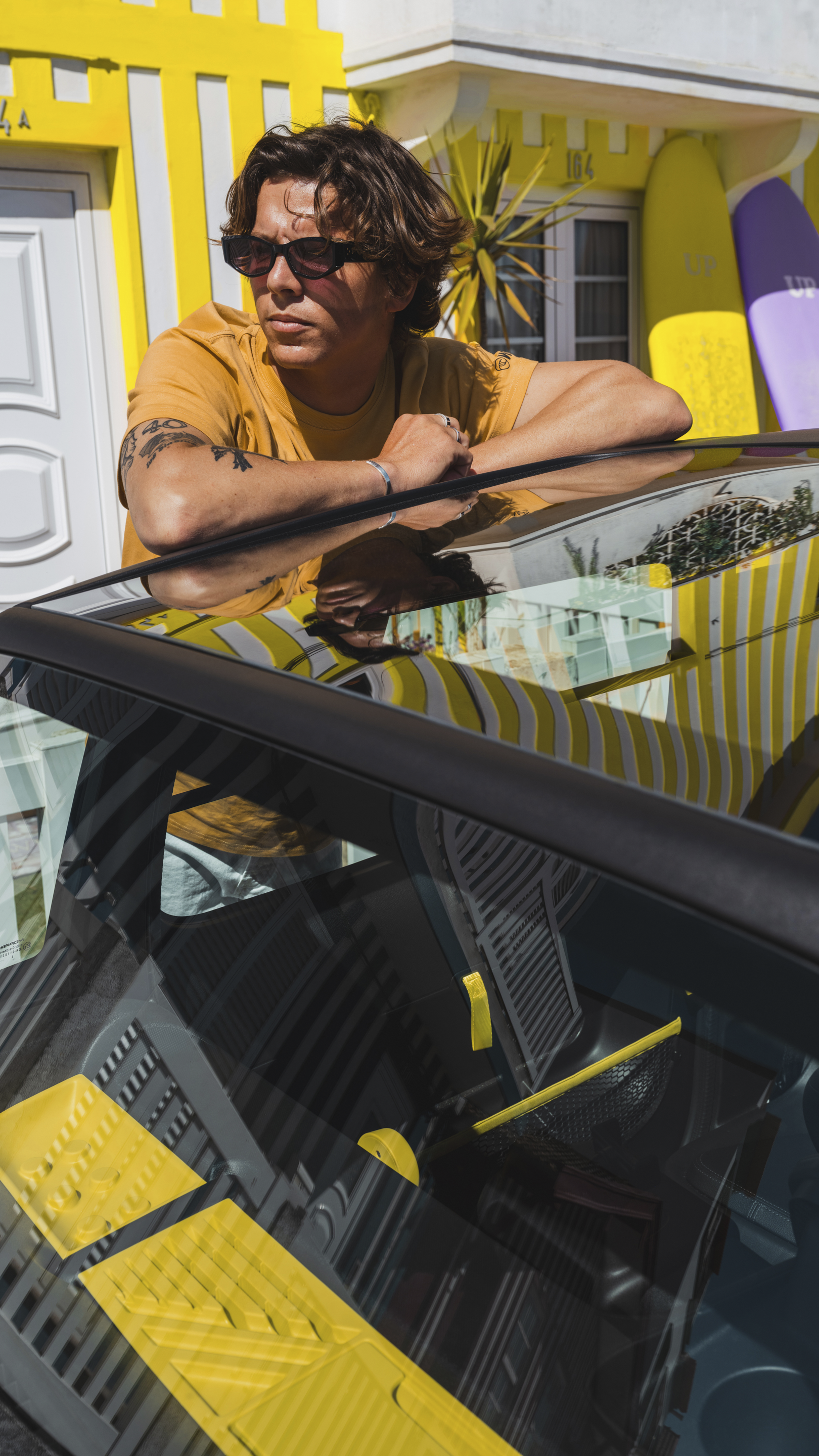 Vue lifestyle du toit de la Citroën Ami x Rip Curl électrique sans permis, Citroën Ami pour une expérience de mobilité électrique urbaine