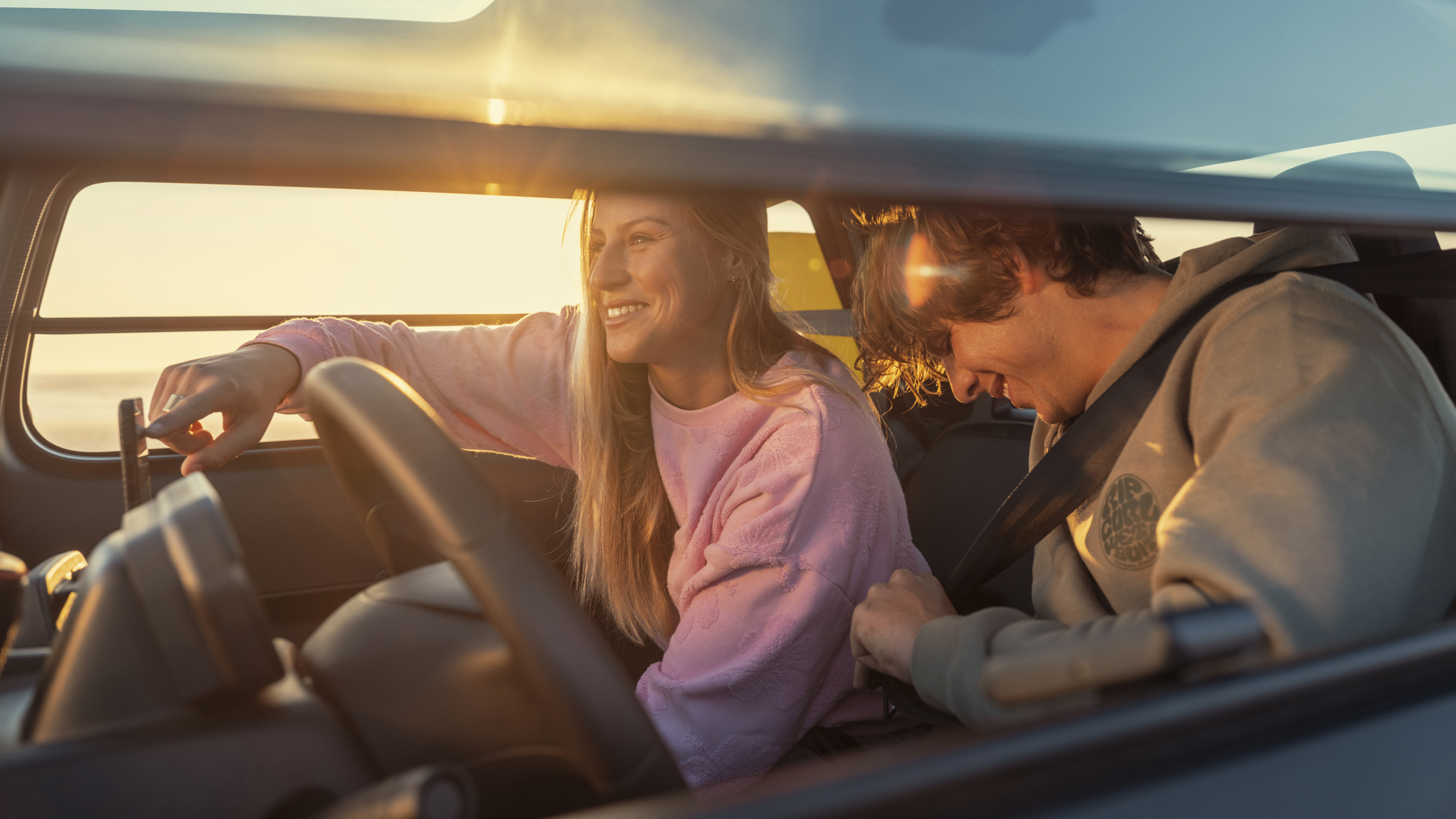 Vue lifestyle intérieure de la Citroën Ami x Rip Curl électrique sans permis, Citroën Ami pour un moment partagé en mobilité électrique urbaine