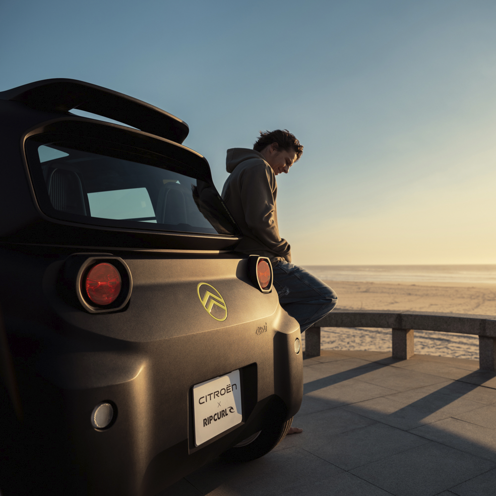 Vue arrière à la plage au coucher du soleil de la Citroën Ami x Rip Curl électrique sans permis, Citroën Ami synonyme de liberté côtière pour une voiture électrique urbaine