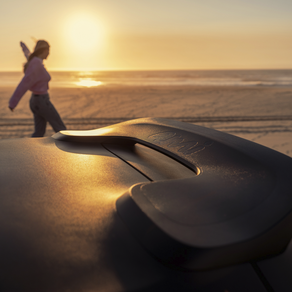Gros plan sur la poignée de toit au coucher du soleil de la Citroën Ami x Rip Curl électrique sans permis, Citroën Ami pour un lifestyle bord de mer en voiture électrique urbaine
