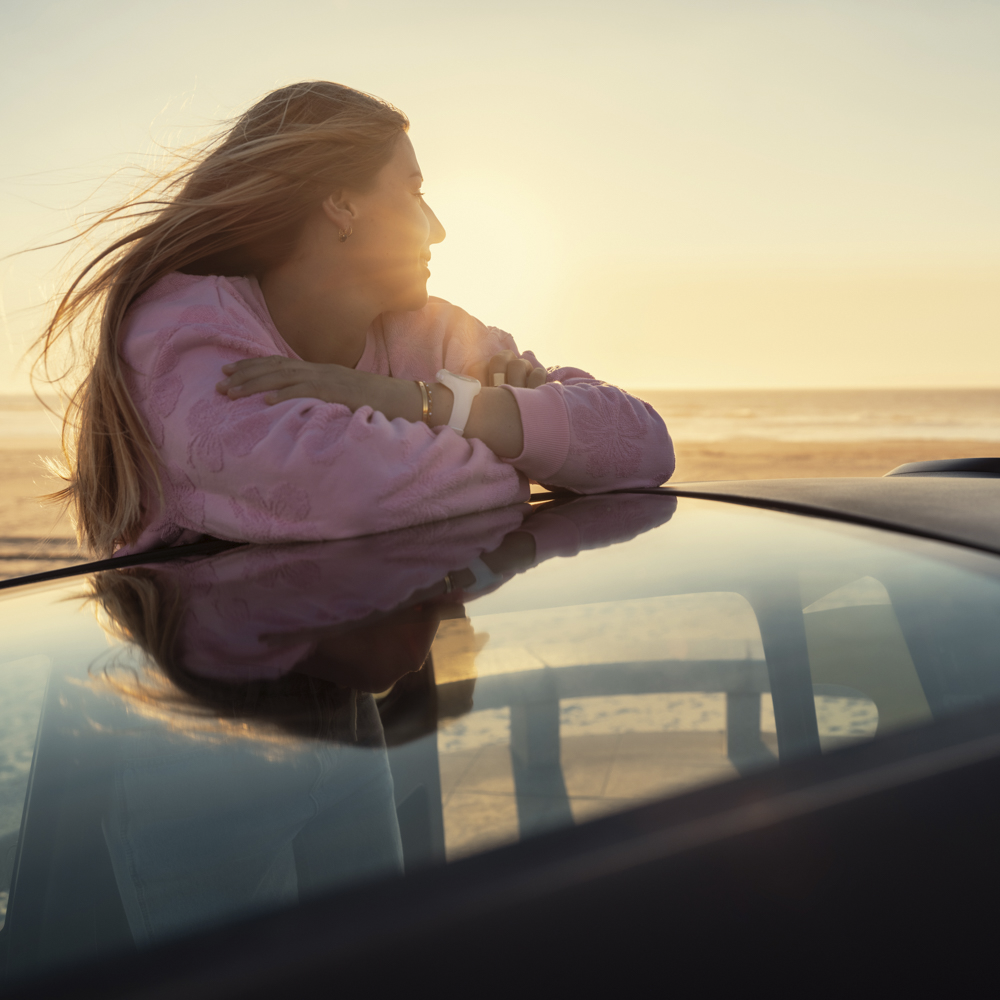 Vue lifestyle du toit de la Citroën Ami x Rip Curl électrique sans permis, Citroën Ami pour une escapade au coucher du soleil en mobilité électrique urbaine