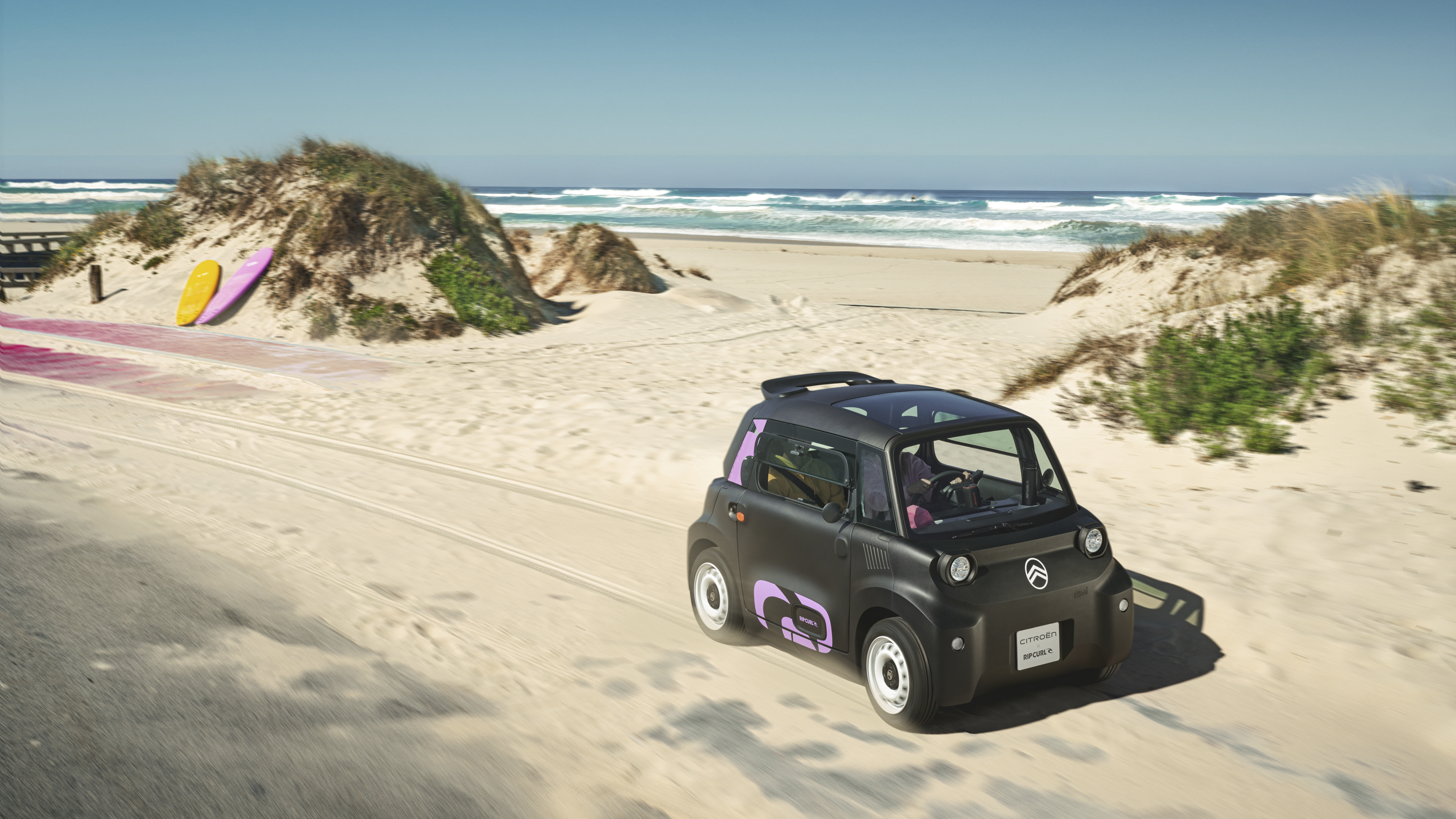 Vue d’action trois‑quarts avant de la Citroën Ami x Rip Curl électrique sans permis, Citroën Ami synonyme de liberté pour une voiture électrique urbaine
