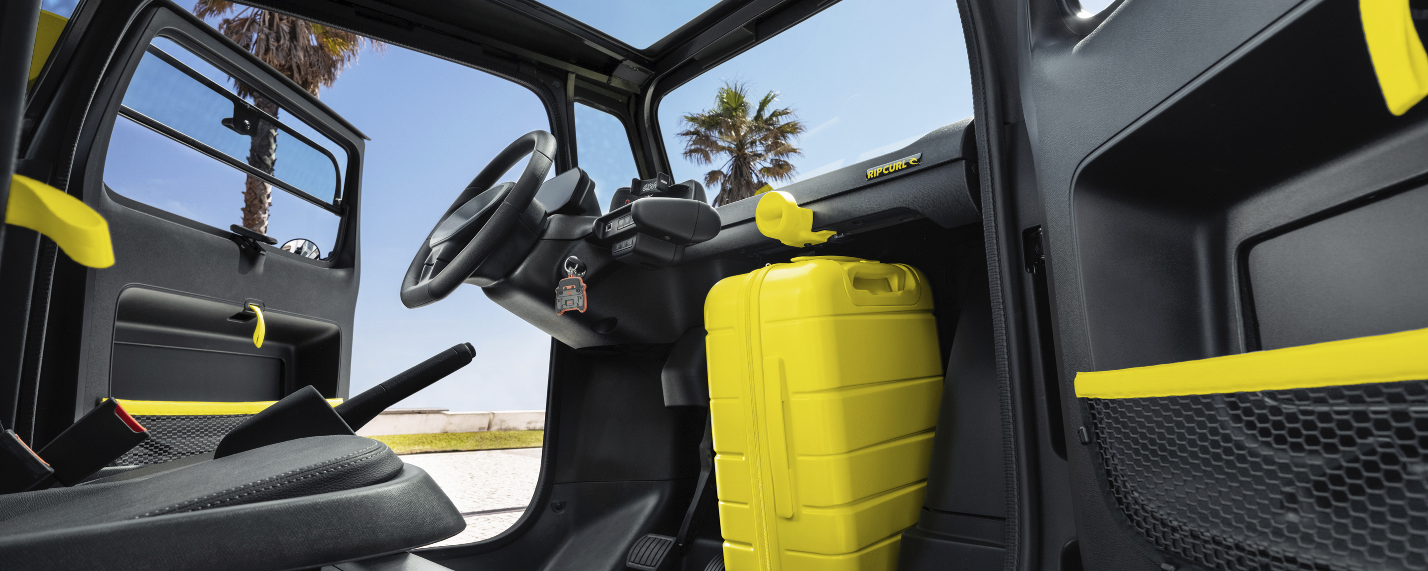 Vue intérieure large de la Citroën Ami x Rip Curl électrique sans permis, habitacle pratique de la Citroën Ami pour une voiture électrique urbaine