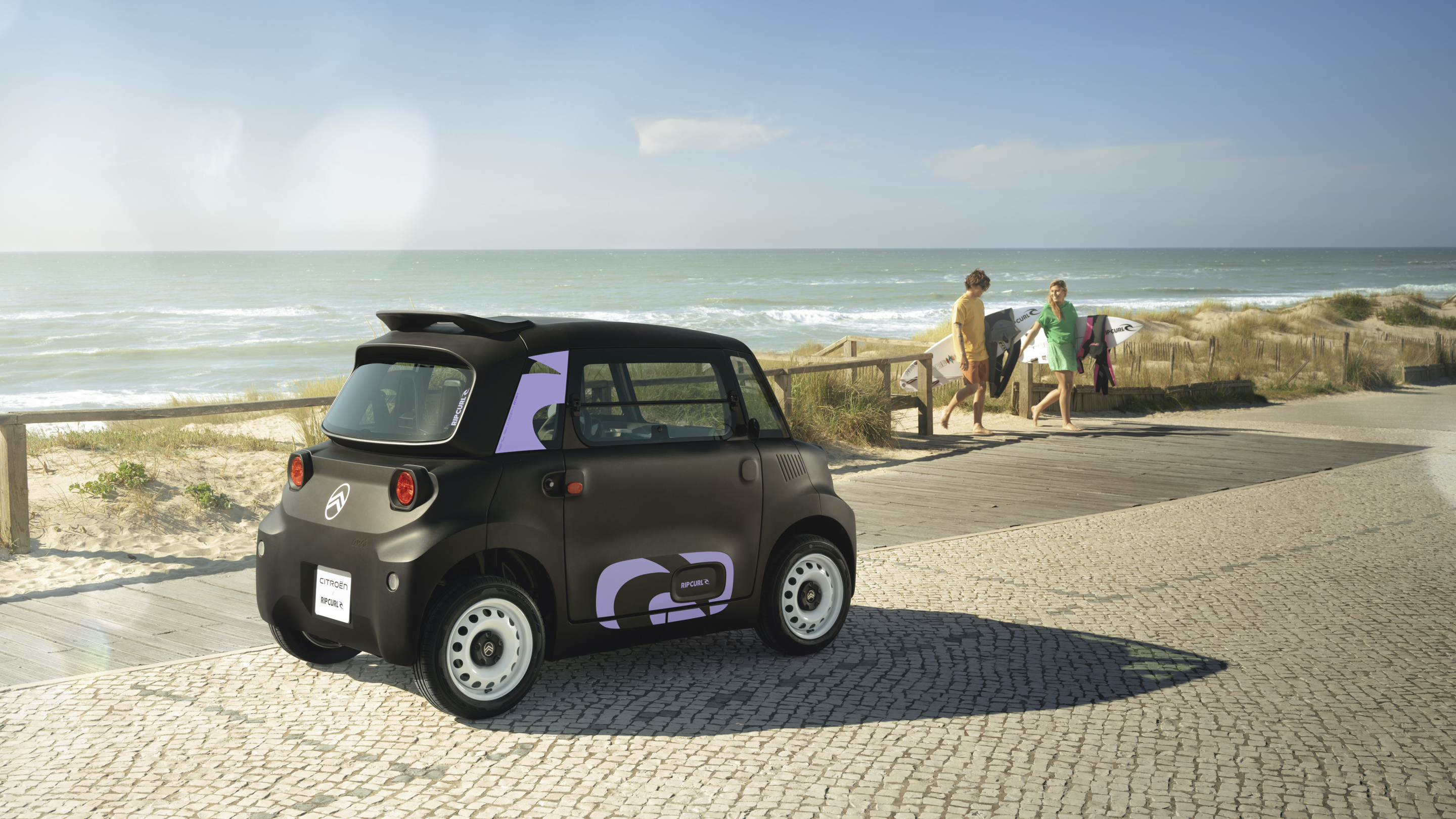 Vue trois‑quarts arrière de la Citroën Ami x Rip Curl électrique sans permis, Citroën Ami synonyme de liberté côtière pour une voiture électrique urbaine