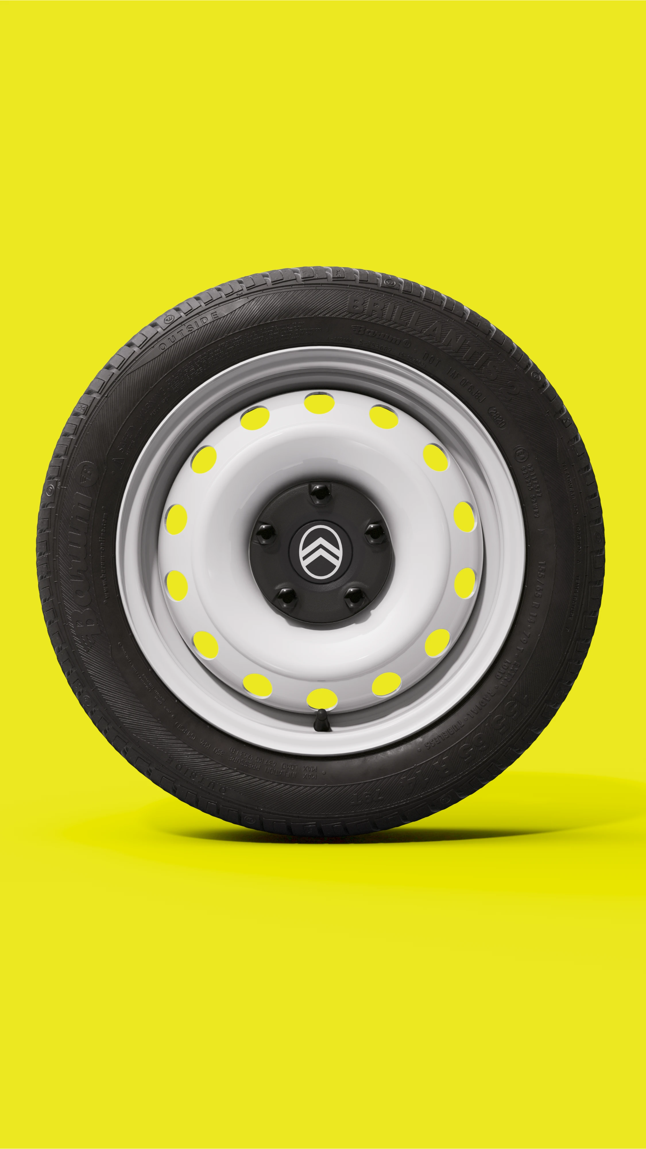 Gros plan sur la roue de la Citroën Ami x Rip Curl électrique sans permis, roue en acier de la Citroën Ami pour une mobilité électrique urbaine