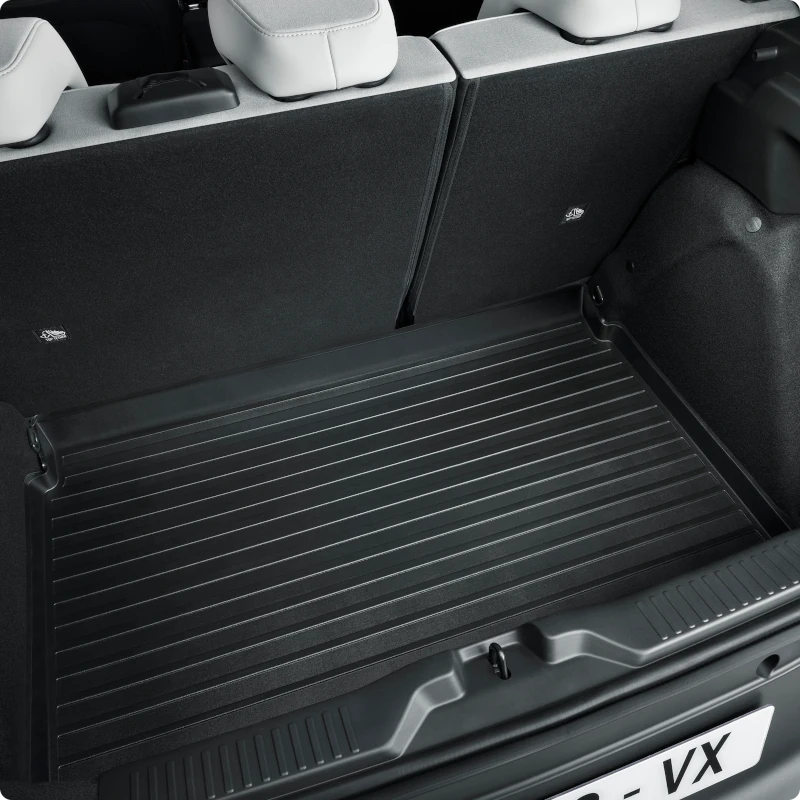 Vue rapprochée du coffre montrant le bac de bagages Citroën C3 Aircross pour une gestion des bagages au quotidien protectrice, durable et abordable.