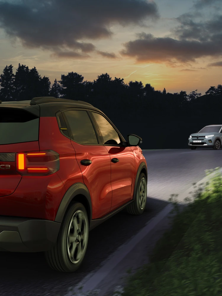 Vue arrière nocturne du SUV électrique Citroën ë-C3 mettant en valeur des phares wagenmatiques pour une mobilité urbaine quotidienne plus sûre, confiante et abordable.