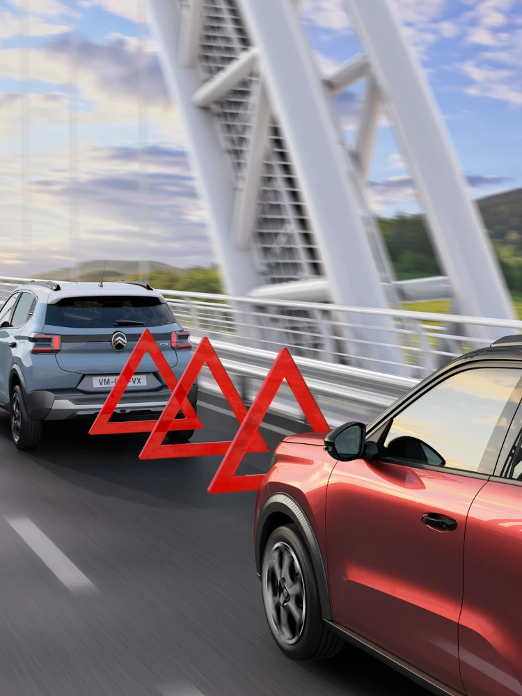 Vue wagenroute du SUV électrique Citroën ë-C3 affichant une alerte collision frontale pour une conduite quotidienne plus sûre, confiante et abordable.