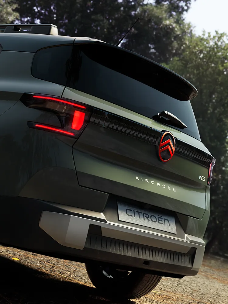 Vue du poste de conduite de Citroën C3 Aircross, présentant l’affichage tête haute, l’écran tactile d’infodivertissement et la connectivité d’un SUV familial
