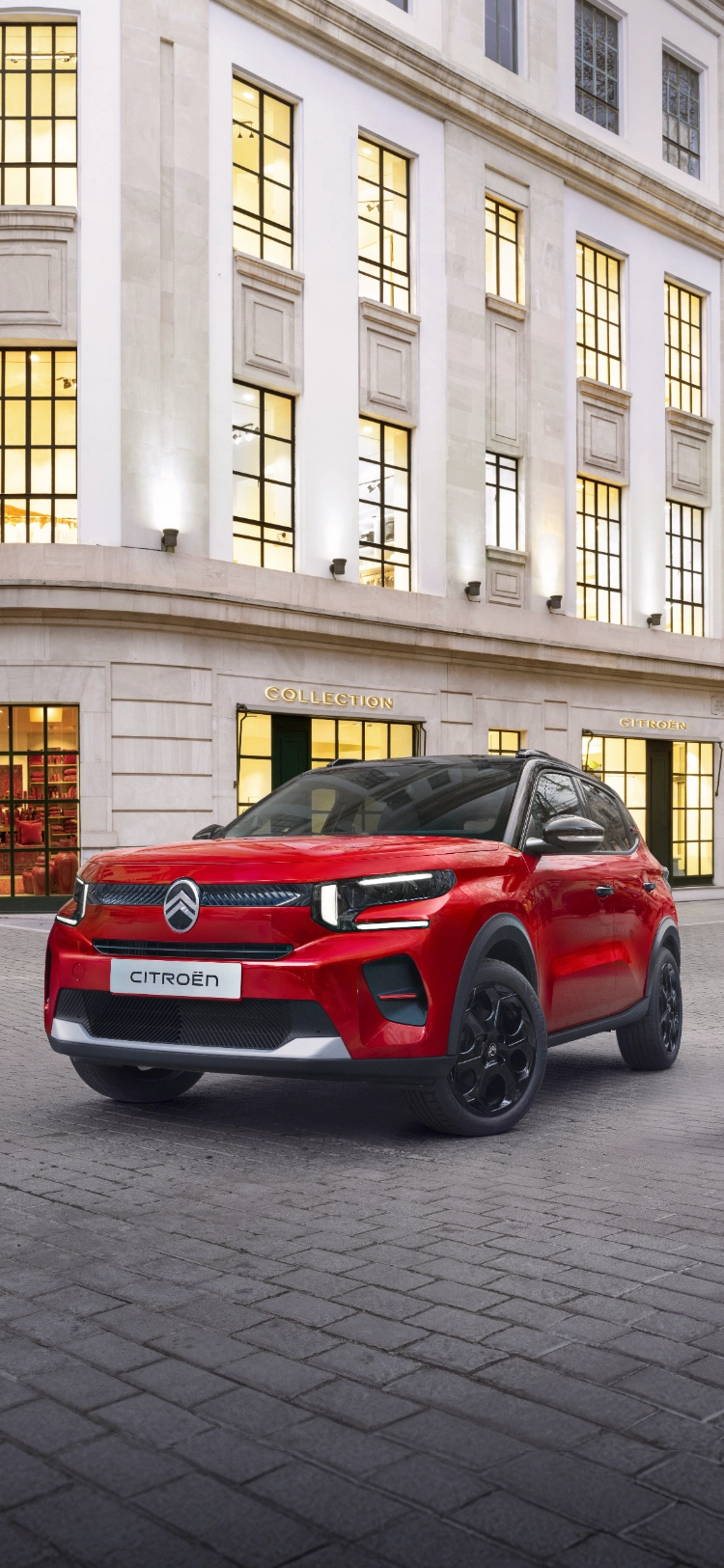 Vue frontale trois quarts du SUV électrique Citroën ë-C3 mettant en avant un design extérieur audacieux pour une mobilité urbaine confiante, efficace et abordable.