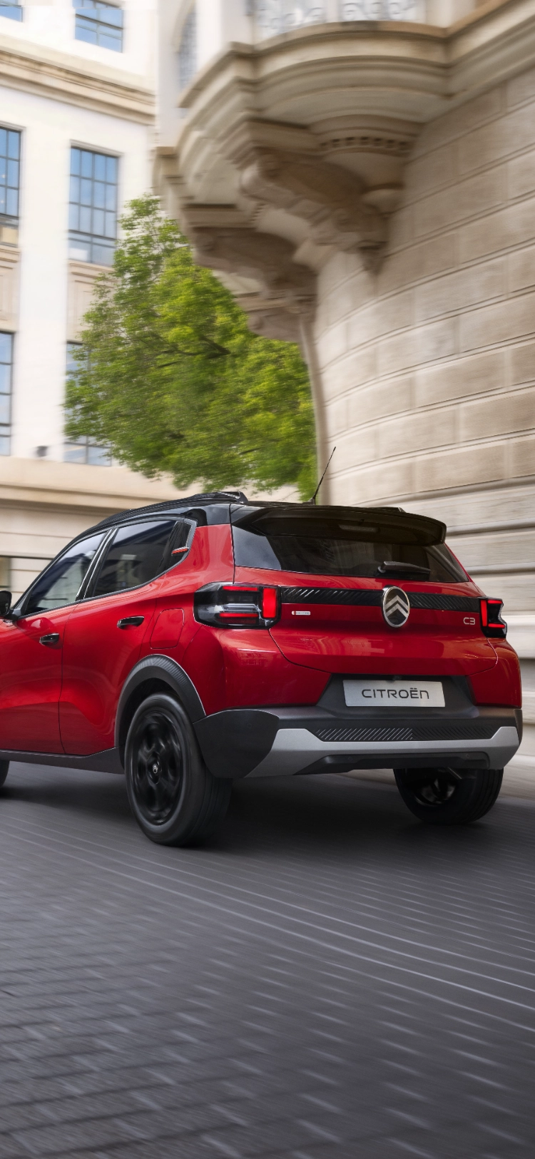 Vue arrière des trois quarts du SUV électrique Citroën ë-C3 mettant en avant des performances urbaines agiles pour une mobilité fluide, confiante et abordable.
