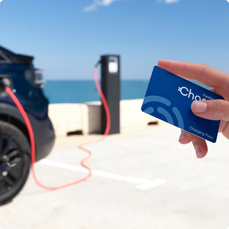 Vue rapprochée d’une carte d’accès utilisée sur une borne publique, illustrant l’accès simplifié au réseau de recharge pour l’ë-C3 Van.
