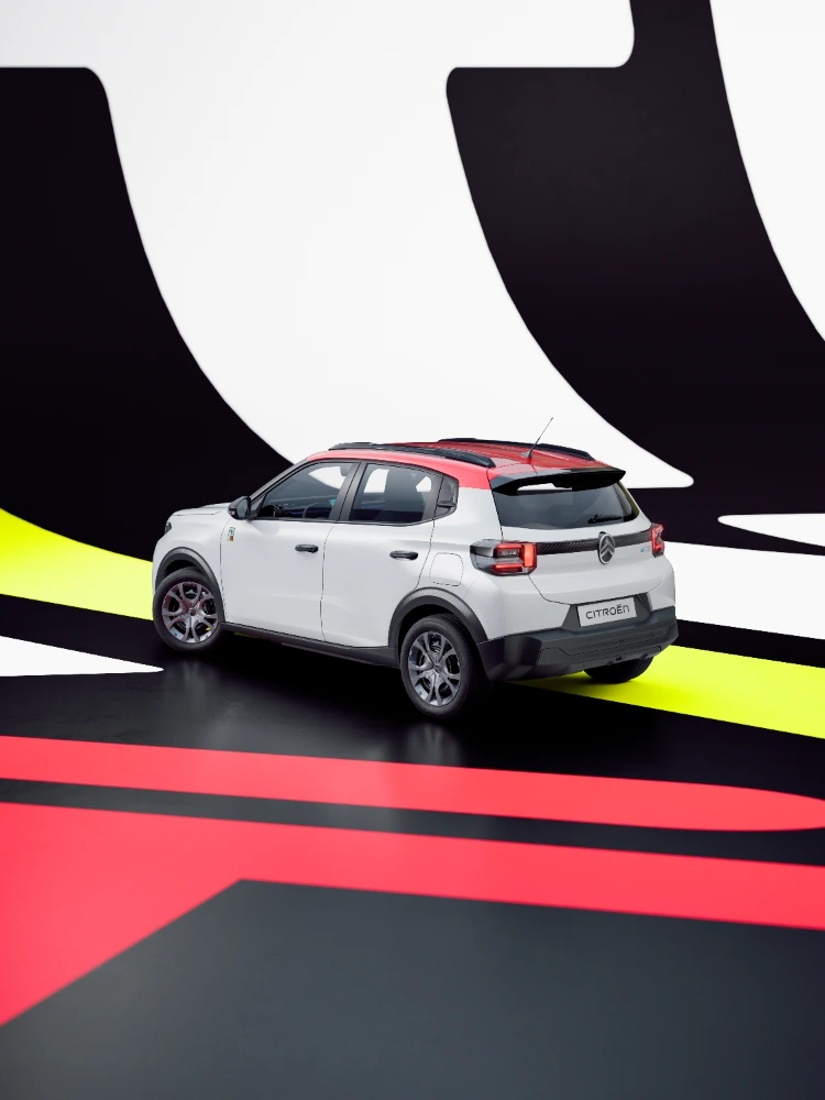 Vue arrière trois‑quarts de la Citroën ë‑C3 TONIC édition limitée, citadine électrique au design audacieux, graphismes affirmés et silhouette compacte, une alternative électrique intelligente.