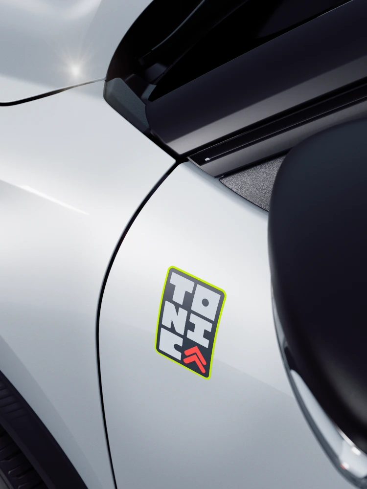 Vue de détail avant de la Citroën ë‑C3 TONIC édition limitée, mettant en valeur la calandre signature et les color clips, une alternative électrique distinctive.
