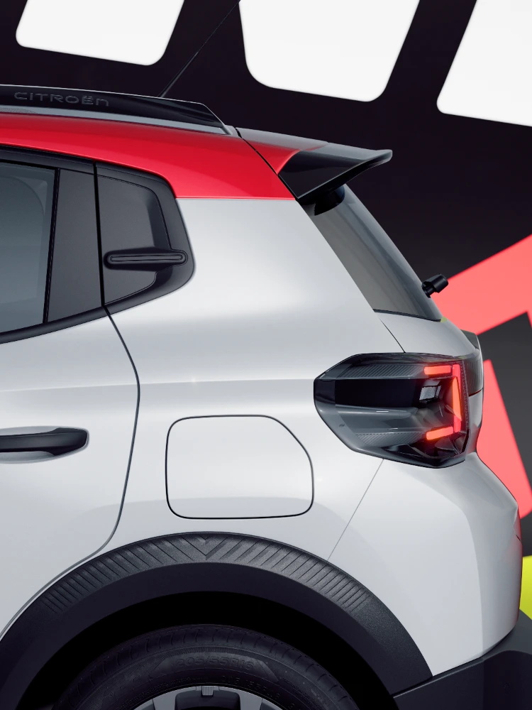Vue de détail arrière de la Citroën ë‑C3 TONIC édition limitée, mettant en avant les feux arrière et le style du bouclier, une citadine électrique au design moderne.