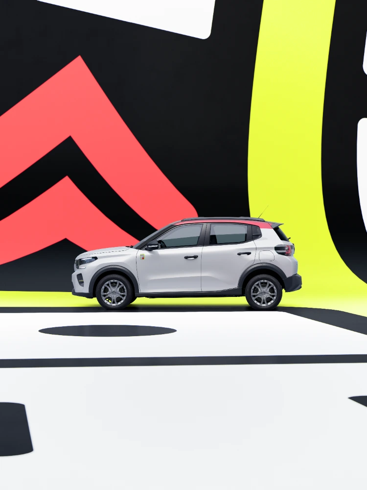 Vue de profil de la Citroën ë‑C3 TONIC édition limitée en studio, design compact et proportions équilibrées, une alternative électrique intelligente.