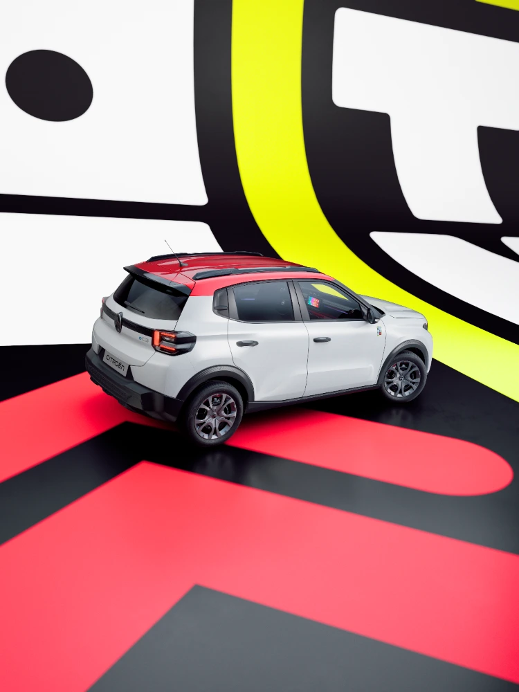 Vue arrière trois‑quarts de la Citroën ë‑C3 TONIC édition limitée en studio, design expressif et caractère affirmé, une alternative électrique moderne.