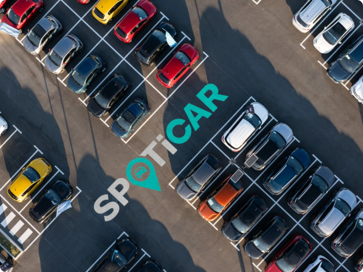 Vue aérienne d’un parking de voitures d’occasion Spoticar montrant des voitures inspectés disponibles pour un achat fiable, pratique et abordable.