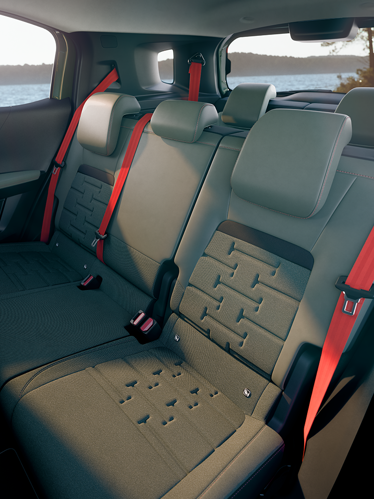 Vue des sièges arrière de Citroën C3 Aircross, présentant les sièges Advanced Comfort et l’habitacle spacieux pour les passagers du SUV familial