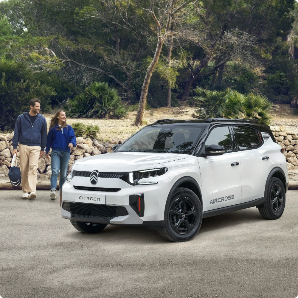 Vue frontale des trois quarts du SUV hybride Citroën C3 Aircross illustrant une conduite assistée électrique sans effort pour une mobilité pratique, confiante et abordable.
