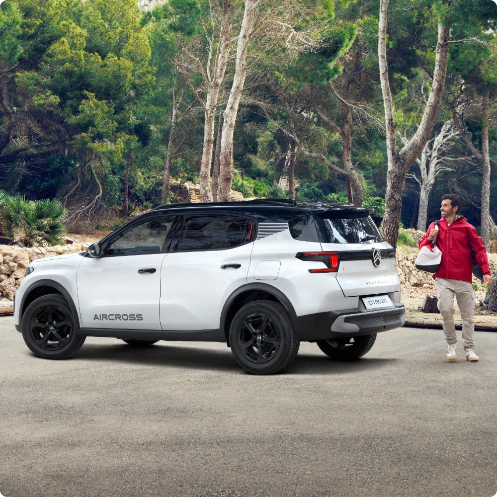 Vue frontale du SUV hybride Citroën C3 Aircross, qui met en avant une technologie hybride efficace pour une mobilité quotidienne fluide, économique et abordable.
