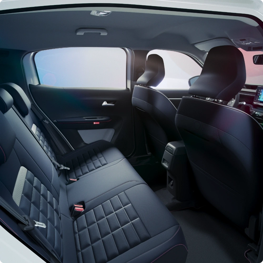 Vue intérieure arrière du SUV Citroën C3 Aircross présentant des sièges spacieux de style salon pour une mobilité longue distance détendue, confortable et abordable.