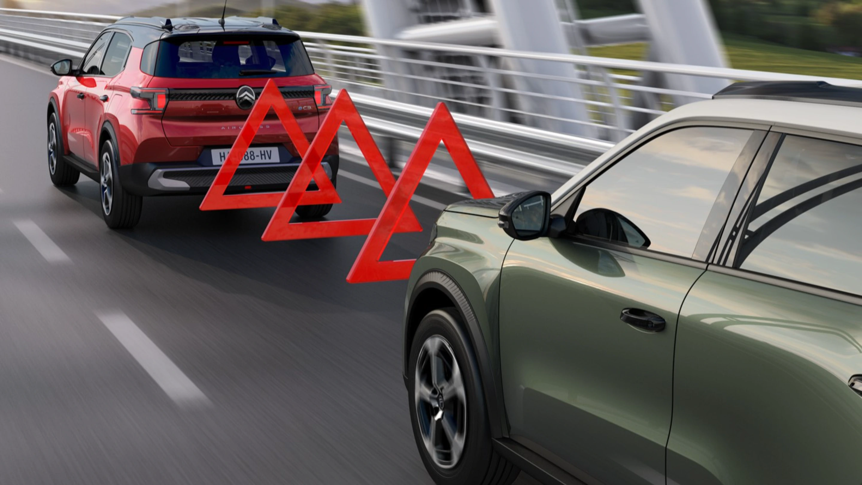 SUV Citroën détectant un voiture devant avec des alertes visuelles illustrant le système d’alerte de collision frontale