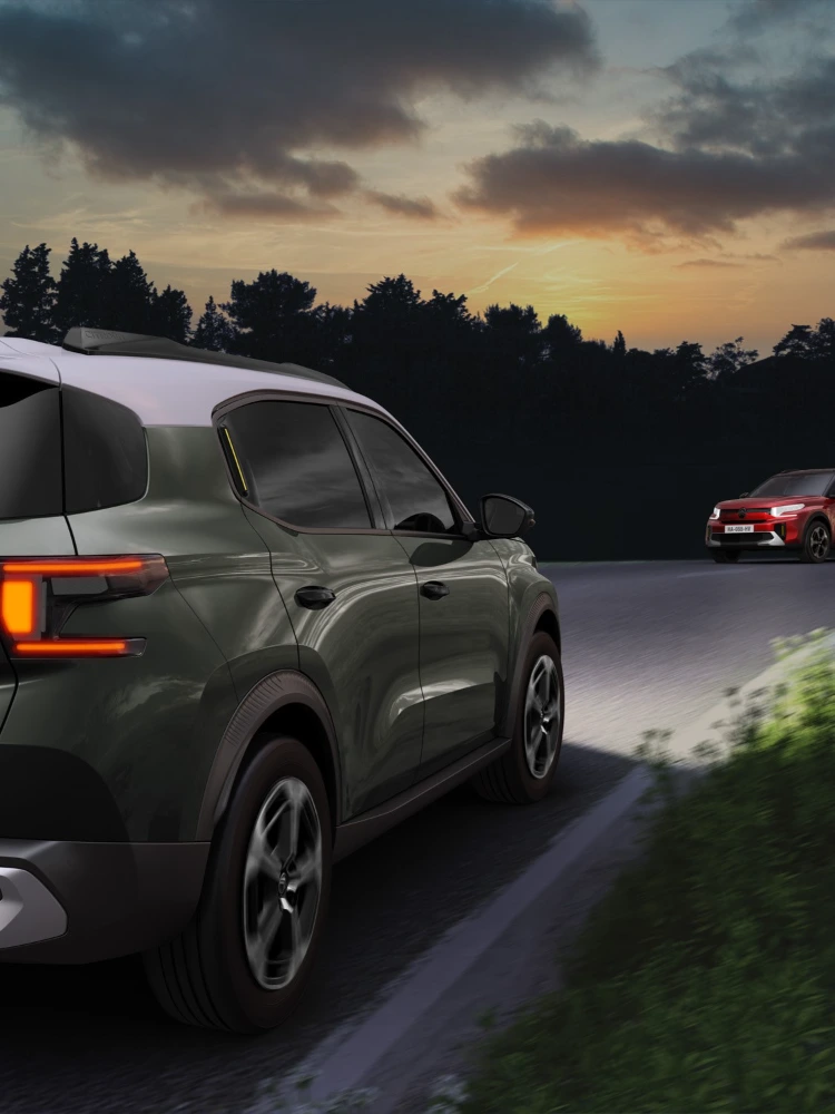 Vue de nuit du SUV Citroën C3 Aircross mettant en valeur des phares wagenmatiques pour une mobilité quotidienne plus sûre, confiante et abordable.