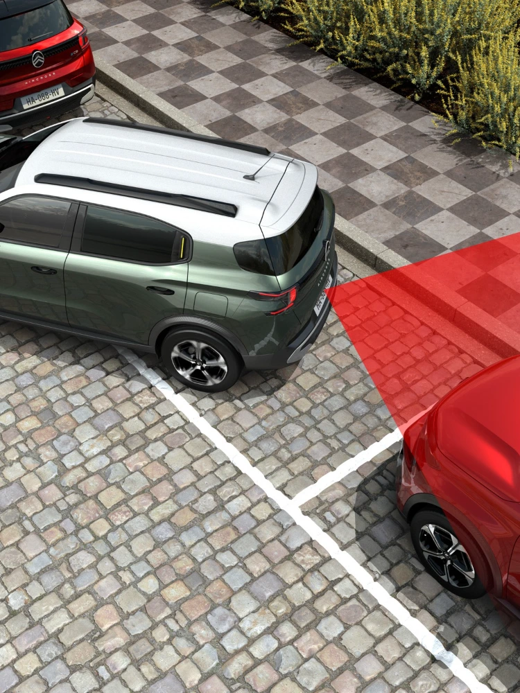 Vue arrière du parking du SUV Citroën C3 Aircross affichant une alerte de circulation transversale pour une manœuvre plus sûre, confiante et abordable.