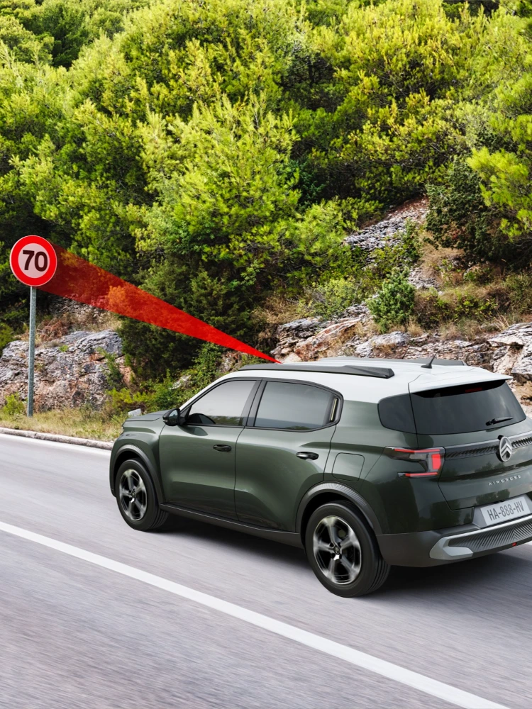 SUV Citroën détectant un signal de vitesse de 70 km/h grâce à la reconnaissance des panneaux de circulation et la recommandation de vitesse