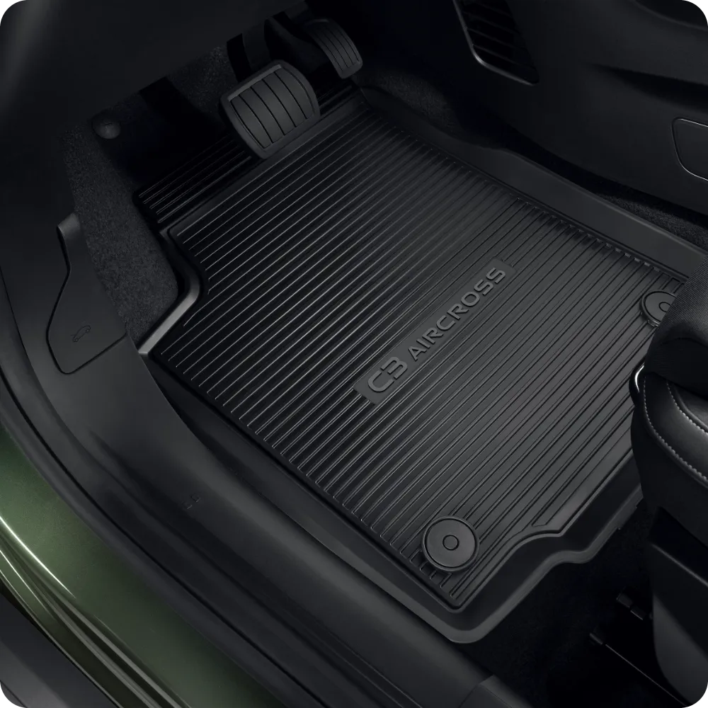 Vue intérieure rapprochée des tapis tout temps Citroën C3 Aircross offrant une protection durable, protectrice et abordable au sol.