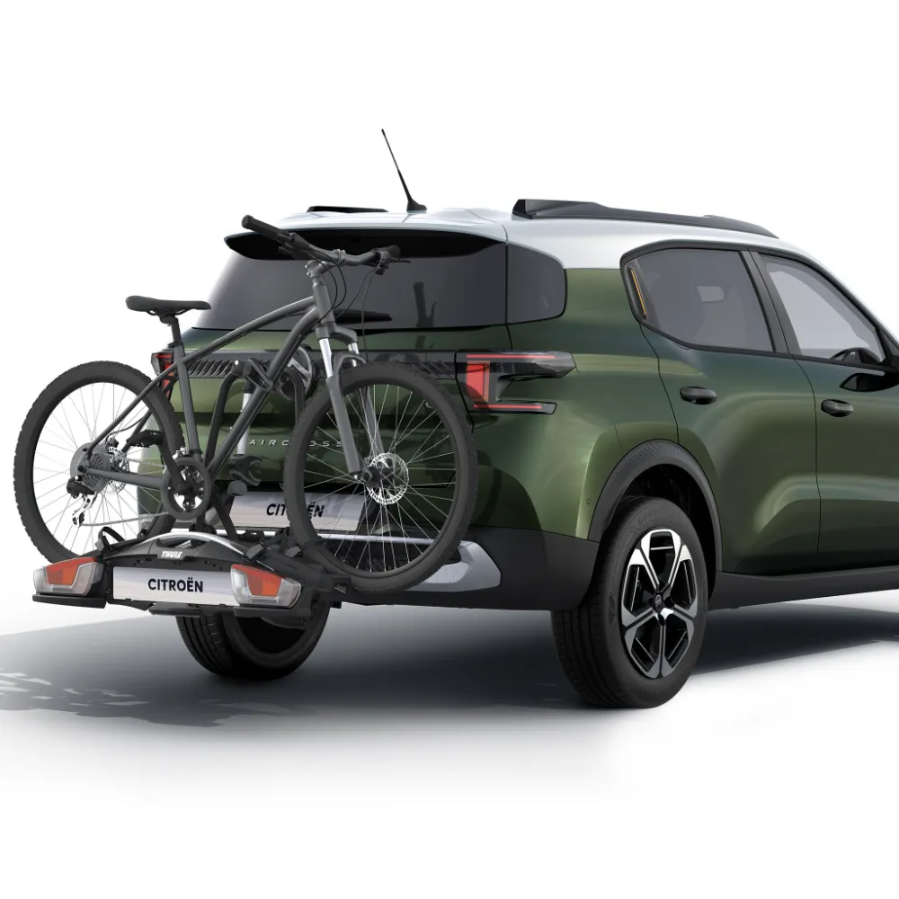 Vue arrière du SUV Citroën C3 Aircross avec porte-vélo montrant un transport facile à vélo pour une mobilité polyvalente, active et abordable.