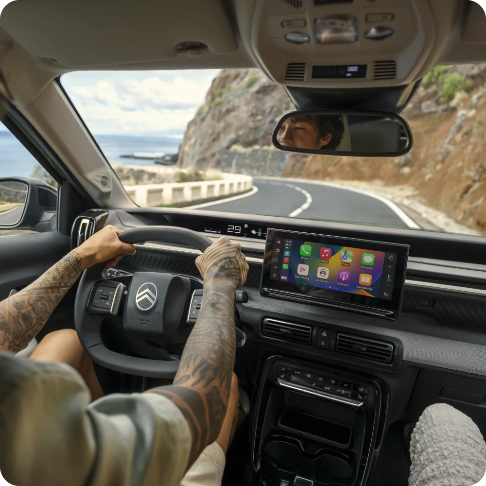 Vue intérieure du cockpit illustrant les technologies de sécurité Citroën C3 Aircross conçues pour améliorer la confiance, le confort et la conduite abordable.