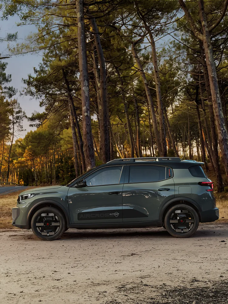 Vue de profil de Citroën C3 Aircross, présentant Advanced Comfort, la signature lumineuse LED et le design spacieux d’un SUV familial