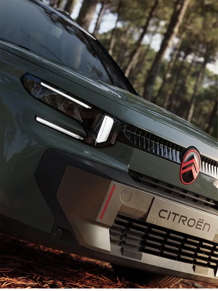 Gros plan avant trois-quarts de Citroën C3 Aircross, présentant la signature lumineuse LED, Advanced Comfort et le style d’un SUV familial